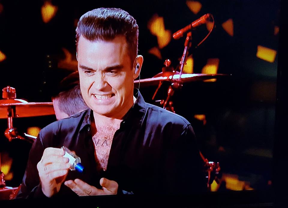 Robbie Williams uses hand gel at new year celebrations